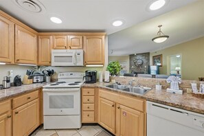 Private kitchen - 🌲Baskins Creek 402 - Walk to Downtown - Hot Tub - Cozy Fireplace🌲 (Gatlinburg)