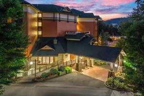 Exterior - Baskins Creek 407 🌿 Downtown Gatlinburg | Pool, Hot Tub & Fireplace ✨ (Gatlinburg)