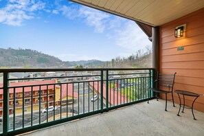 Property grounds - Baskins Creek 407 🌿 Downtown Gatlinburg | Pool, Hot Tub & Fireplace ✨ (Gatlinburg)