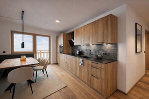 Fridge, microwave, oven, stovetop - ALPENGLOW – Balcony & Incredible Mountain View (Hippach-Schwendberg)