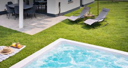 HEAVEN 7 Suite â Private Whirlpool & Garden