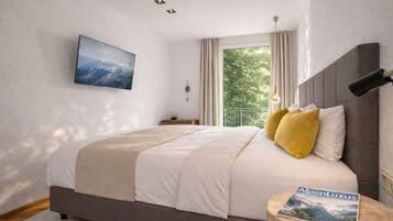 Desk, iron/ironing board, WiFi, wheelchair access