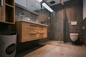 Shower, hair dryer - HEAVEN 7 Suite – Private Whirlpool & Garden (Fügen)