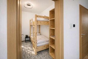 Escritorio, tabla de planchar con plancha, wifi
