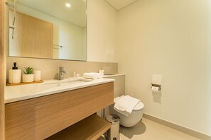Dusche, Haartrockner, Bidet, Handtücher