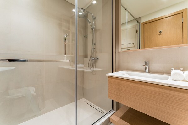 Dusche, Haartrockner, Bidet, Handtücher