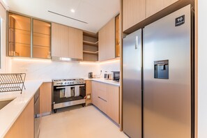 Frigorífico, microondas, horno y placa de cocina