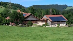 Une propriété rurale comprenant des granges et un champ.