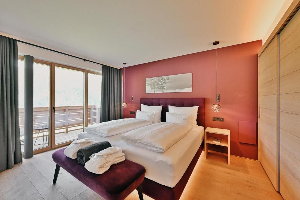 Premium bedding, down comforters, minibar, in-room safe