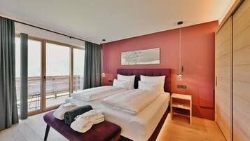 Premium bedding, down comforters, minibar, in-room safe