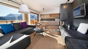 Apartment, 1 Schlafzimmer, Balkon, Bergblick | Wohnbereich | 42-Zoll-Flachbildfernseher mit Kabelempfang, Fernseher, Kamin