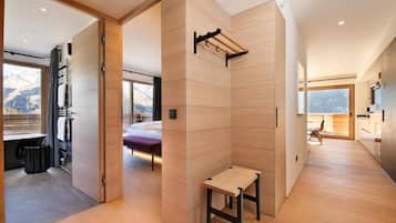 Apartamento, varanda, vista para o jardim | Cofres nos quartos, quartos à prova de som, Wi-Fi de cortesia