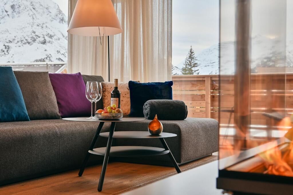 Apartamento, sacada, vista para o jardim | Área de estar | TV de tela plana, lareira