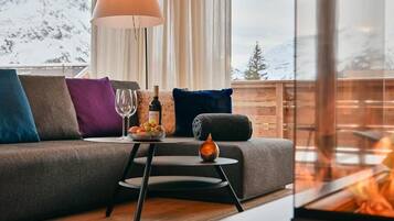 Apartamento, sacada, vista para o jardim | Área de estar | TV de tela plana, lareira