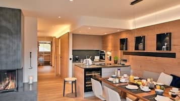 Apartamento, sacada, vista para o jardim | Opções para refeição