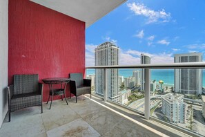 Property grounds - Spacious 3-bedroom apartment Ocean View in lovely Hallandale Beach (Hallandale Beach)