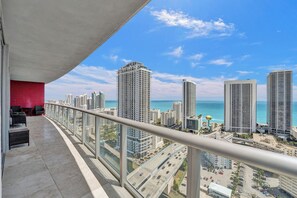Property grounds - Spacious 3-bedroom apartment Ocean View in lovely Hallandale Beach (Hallandale Beach)
