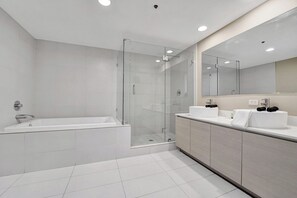 Hair dryer, towels, soap, toilet paper - Spacious 3-bedroom apartment Ocean View in lovely Hallandale Beach (Hallandale Beach)