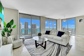 Living area - Spacious 3-bedroom apartment Ocean View in lovely Hallandale Beach (Hallandale Beach)