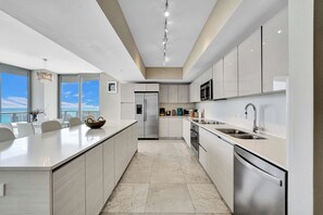 Private kitchen - Spacious 3-bedroom apartment Ocean View in lovely Hallandale Beach (Hallandale Beach)