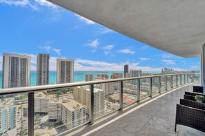 Property grounds - Spacious 3-bedroom apartment Ocean View in lovely Hallandale Beach (Hallandale Beach)