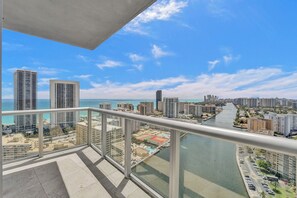 Property grounds - Spacious 3-bedroom apartment Ocean View in lovely Hallandale Beach (Hallandale Beach)
