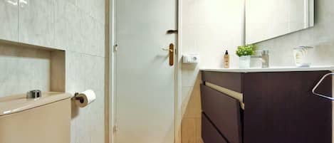 Haartrockner, Handtücher, Toilettenpapier