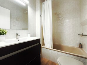Hair dryer, towels, toilet paper - Apartment in Vilassar de Mar, Barcelona Coast (Vilassar de Mar)