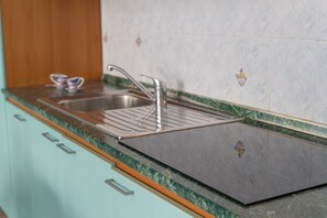 Fridge, microwave, stovetop, coffee/tea maker - Sweet Holidays relax a La caletta - Berchida 5 (La Caletta)