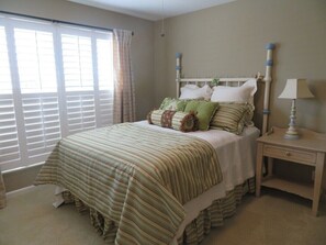4 bedrooms, iron/ironing board, free WiFi - Amazing Sunsets, Sound Front View, Private Dock (Ocean Isle Beach)