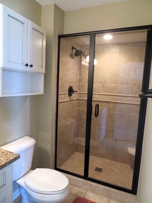 Shower, towels - Amazing Sunsets, Sound Front View, Private Dock (Ocean Isle Beach)