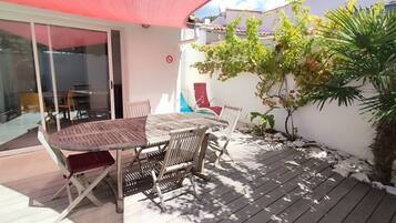 Klassiek appartement, patio | Buiten dineren