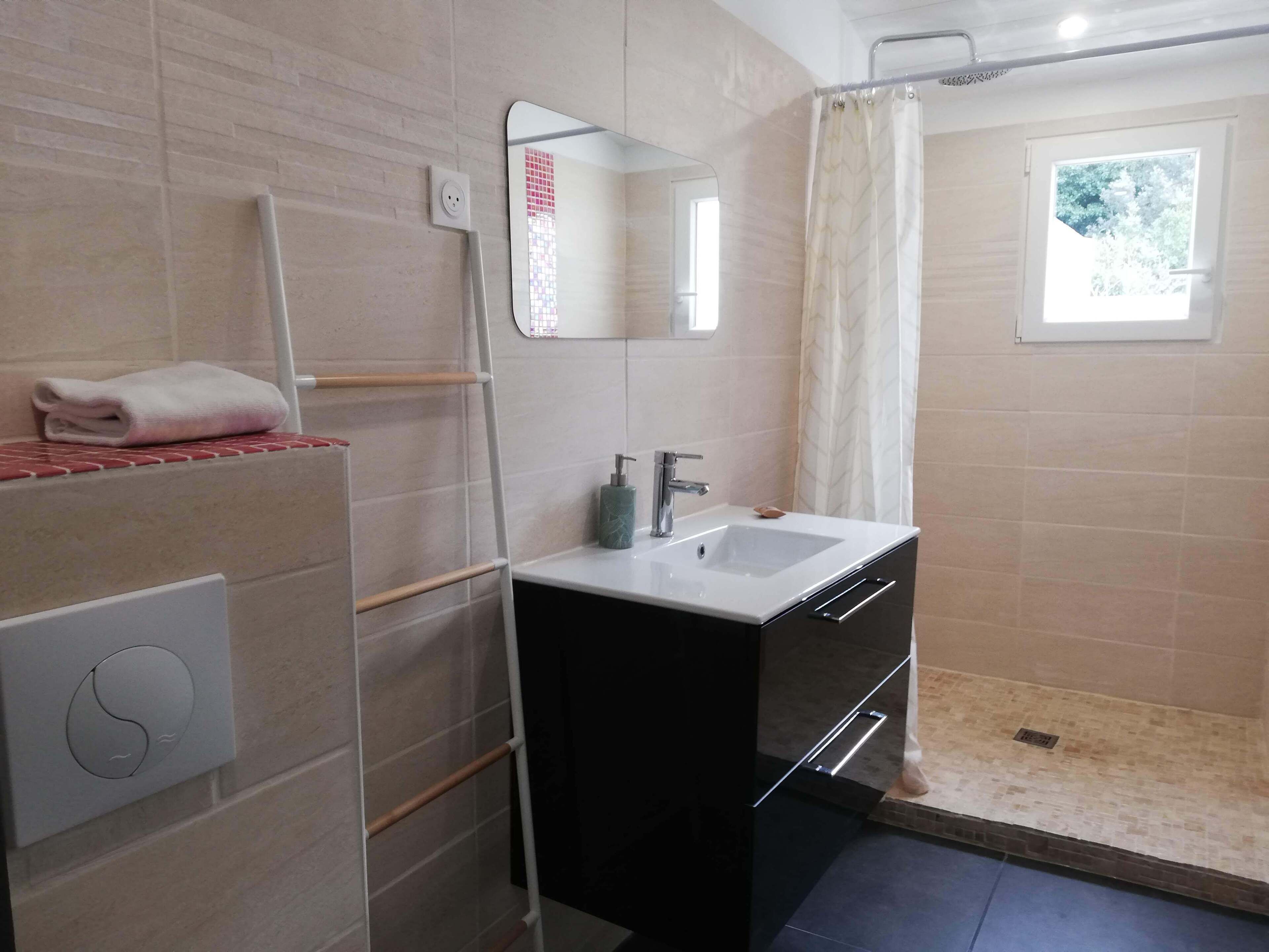 Klassiek appartement, patio | Badkamer