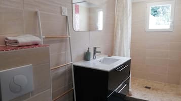 Klassiek appartement, patio | Badkamer