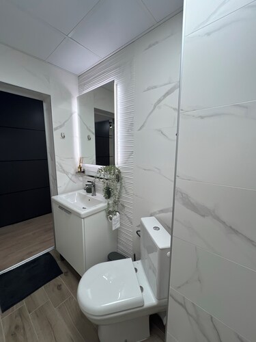 Cozy 1BR Apartment with Balcony and Parking near city’s main shopping mall