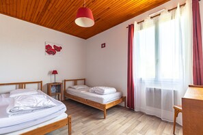 Iron/ironing board, WiFi - Oléron Maison La Ferme aux Vents Salés – 4 Bedrooms, Sleeps 8, Private Garden, No Neighbors (Saint-Denis-d'Oléron)
