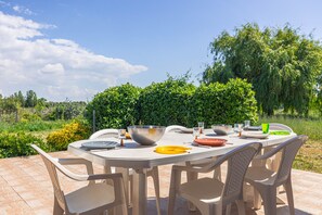 Outdoor dining - Oléron Maison La Ferme aux Vents Salés – 4 Bedrooms, Sleeps 8, Private Garden, No Neighbors (Saint-Denis-d'Oléron)