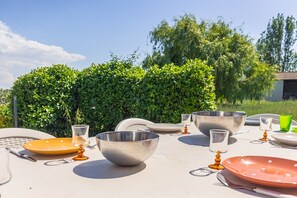 Outdoor dining - Oléron Maison La Ferme aux Vents Salés – 4 Bedrooms, Sleeps 8, Private Garden, No Neighbors (Saint-Denis-d'Oléron)