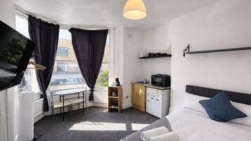 Estudio estándar, baño privado (Double) | Escritorio y wifi gratis