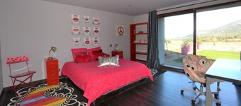 Bed and Breakfast 'Suite Popart' with Shared Pool, Wi-Fi and Air Conditioning