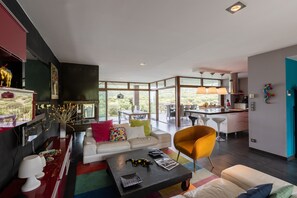 Living area - Bed and Breakfast 'Suite Popart' with Shared Pool, Wi-Fi and Air Conditioning (Lumio)