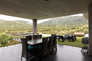 Outdoor dining - Bed and Breakfast 'Suite Popart' with Shared Pool, Wi-Fi and Air Conditioning (Lumio)
