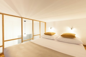 A bedroom with a large bed, two bedside lamps, and a window with curtains. - Native Apartments Brzozowa 8 (Kraków)