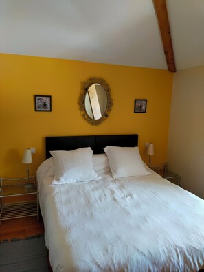 4 habitaciones, escritorio y tabla de planchar con plancha