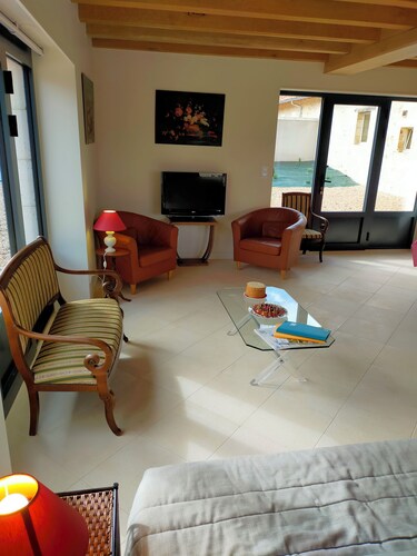 Périgord. Gite sleeps 8 or 12, private heated pool, space and serenity.