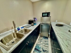 Fridge, microwave, coffee/tea maker, cookware/dishes/utensils - Tanya`s Lake Norfork Cabin (Calico Rock)