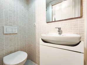 Douche, sèche-cheveux, serviettes fournies, savon