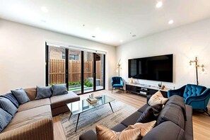 Living area - Spacious London Townhouse with Parking (Greater London)