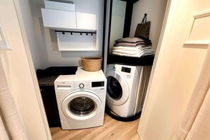 Interior - Spacious London Townhouse with Parking (Greater London)