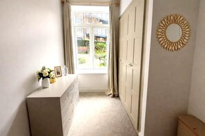 Interior - Stylish 2-Bed Apartment with Patio in Chiswick (Greater London)